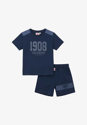Ensemble chemise à manches courtes et short bleu marine avec impression "1908 Lee Cooper East London" sur la chemise et le short.