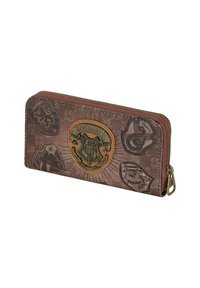 Cartera marrón con cremallera que presenta un escudo de armas elevado de Hogwarts y diseños de escudo de casa. La superficie tiene un acabado texturizado y detalles grabados.