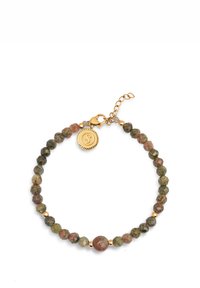 Pulsera de cuentas con piedras facetadas multicolores en verde, rosa y burdeos. Herrajes dorados con una etiqueta circular y cierre de langosta.