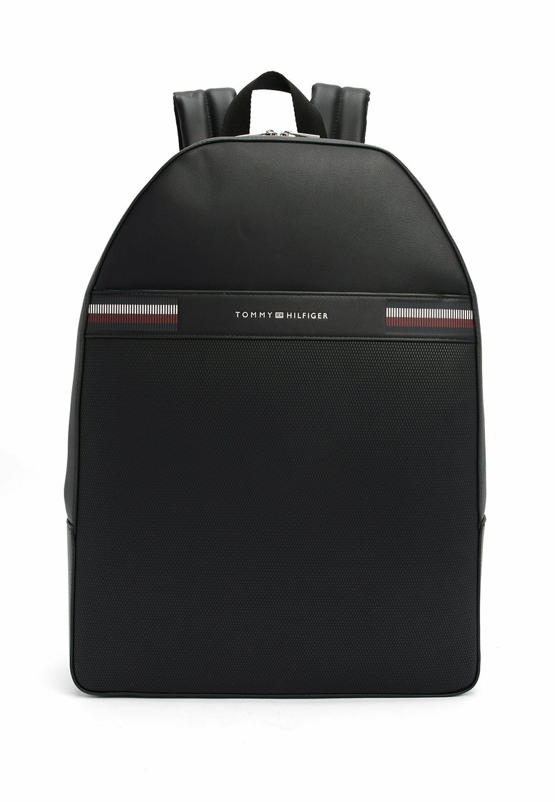 Zaino nero realizzato in materiale sintetico con finitura liscia, caratterizzato da una texture geometrica e un logo con accenti rossi.
