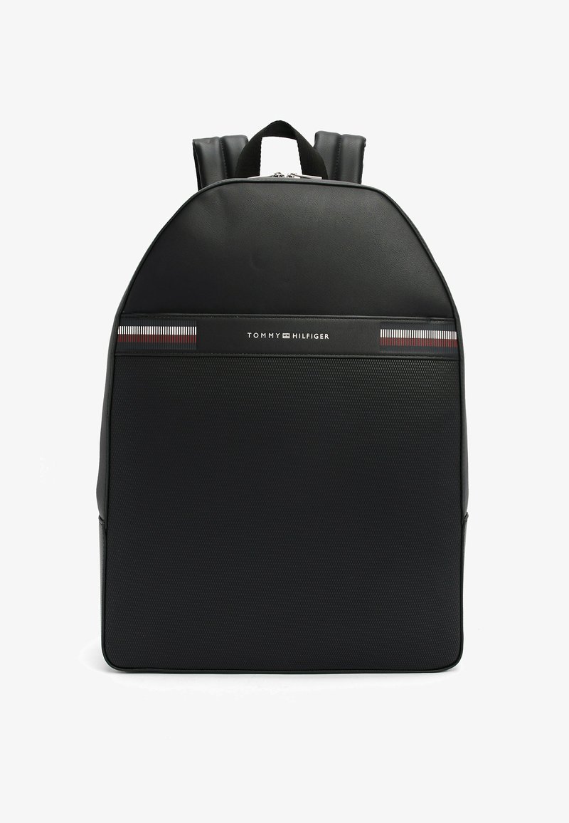 Zaino nero realizzato in materiale sintetico con finitura liscia, caratterizzato da una texture geometrica e un logo con accenti rossi.