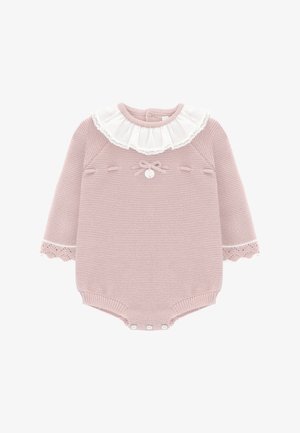 Peto de bebé rosa tejido a mano con un cuello de encaje blanco, detalle de lazo y cierre de botones en la parte inferior. Mangas largas con detalles de encaje.