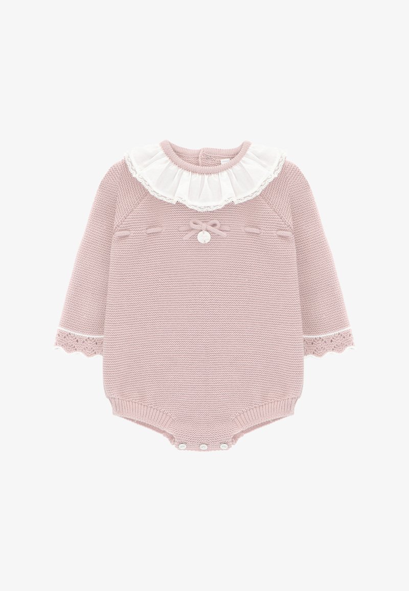 Peto de bebé rosa tejido a mano con un cuello de encaje blanco, detalle de lazo y cierre de botones en la parte inferior. Mangas largas con detalles de encaje.