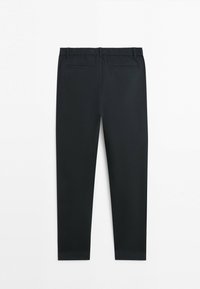 Czarne spodnie zwężane z elastycznym pasem i dwoma tylnymi kieszeniami z patkami, ułożone płasko na białym tle.