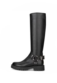 Bota de cuero negro hasta la rodilla con punta redonda, suela de goma gruesa y detalle de hebilla plateada en una correa ajustable. Textura suave.