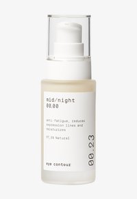 Øyekonturserum i en frostet glassflaske med hvit pumpe. Etiketten har svart tekst som beskriver produktets fordeler og naturlige innhold.