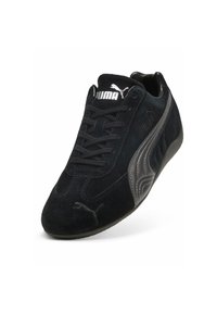 Baskets en daim noir Puma avec lacets noirs, logo Puma argenté sur le côté et la languette, et une semelle à profil bas.