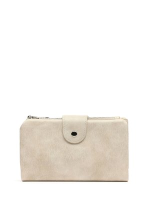 Portefeuille rectangulaire beige texturé avec une fermeture éclair sur le dessus et un rabat à bouton-pression au centre devant.