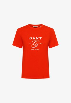 Rode katoenen t-shirt met een wit logo waarop de tekst "GANT EST. 1949 NEW HAVEN" staat, ronde hals en korte mouwen. Glad textuur.