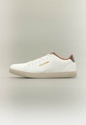 Weißer Low-Top-Sneaker mit beiger Sohle, braunem Schaft, grauer Fersenschlaufe, goldenem Jack and Jones Logo, von links auf einfarbigem Hintergrund gesehen.