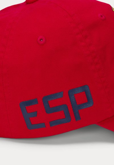 Červená kšiltovka vyrobená z bavlny se strukturovaným designem. Má na boku námořnickou modrou text "ESP" a ventilační otvory pro prodyšnost.