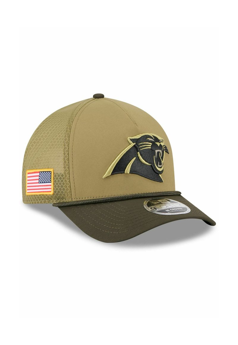 Khakifarbenes Baseballcap mit einem schwarzen Panther-Logo, netzartigen Seitenpaneelen, grünem Schirm und einem Abzeichen der amerikanischen Flagge. Verfügt über ein strukturiertes Frontdesign.