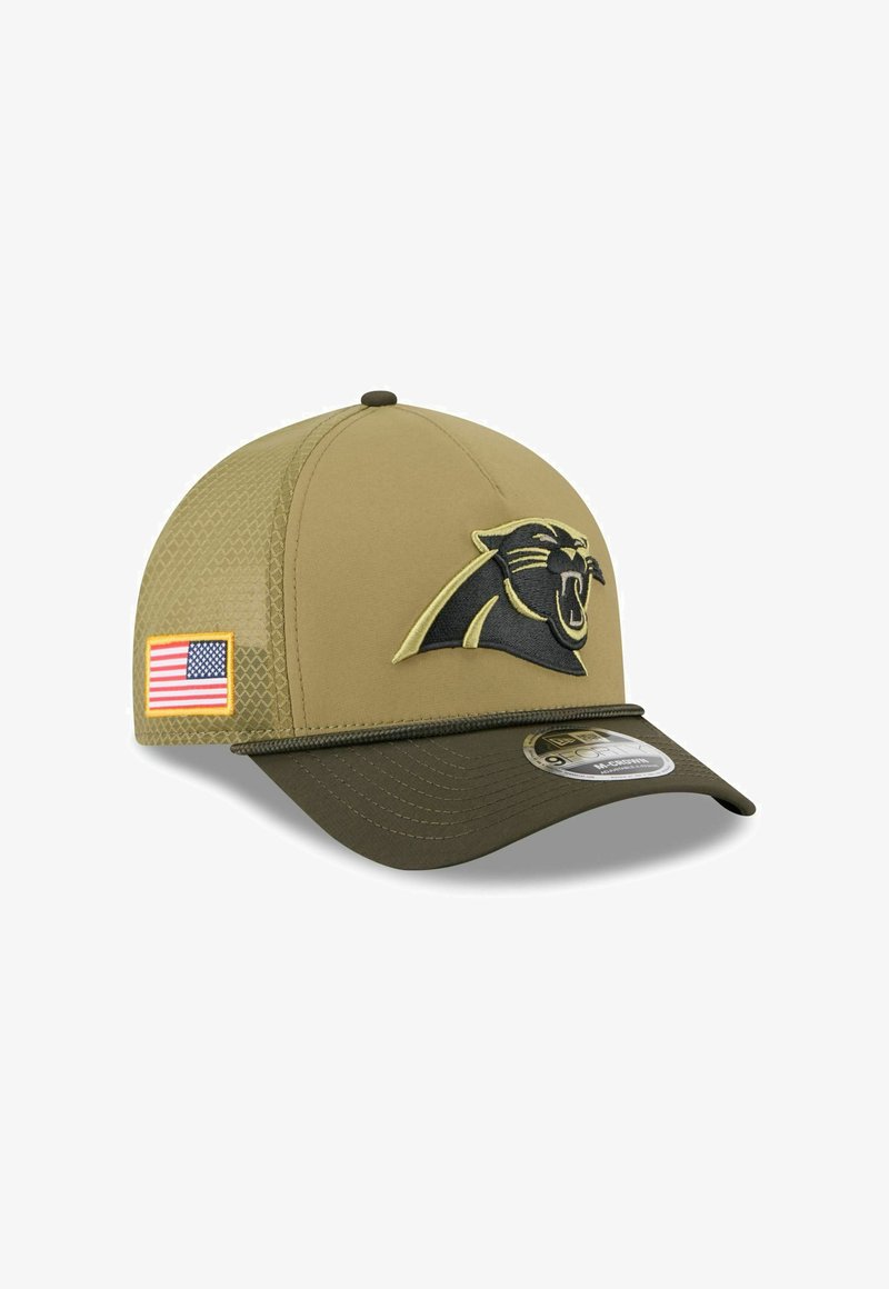 Khakifarbenes Baseballcap mit einem schwarzen Panther-Logo, netzartigen Seitenpaneelen, grünem Schirm und einem Abzeichen der amerikanischen Flagge. Verfügt über ein strukturiertes Frontdesign.