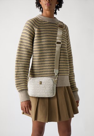 Borsa a tracolla piccola in crema con un motivo a logo ripetuto. Presenta una texture liscia, una tracolla regolabile e dettagli in metallo.