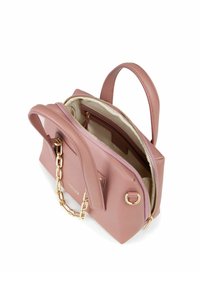 Borsa in pelle rosa con forma strutturata, chiusura superiore a cerniera, dettagli in hardware dorato e doppio manico. All'interno presenta diversi scomparti.