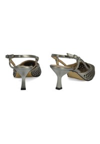 Sandales à talons hauts gris métallique avec design découpé, bride de cheville et surface texturée ; présente un talon fin avec un accent noir.