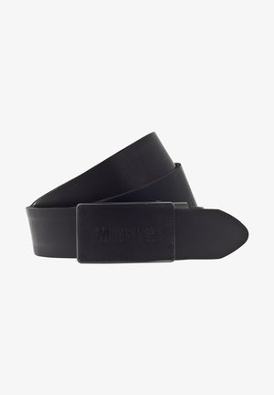 Schwarzer Ledergürtel mit matter Oberfläche, ausgestattet mit einer rechteckigen Schnalle, die mit "MUSTANG" geprägt ist. Glatte Textur und klassisches Design.