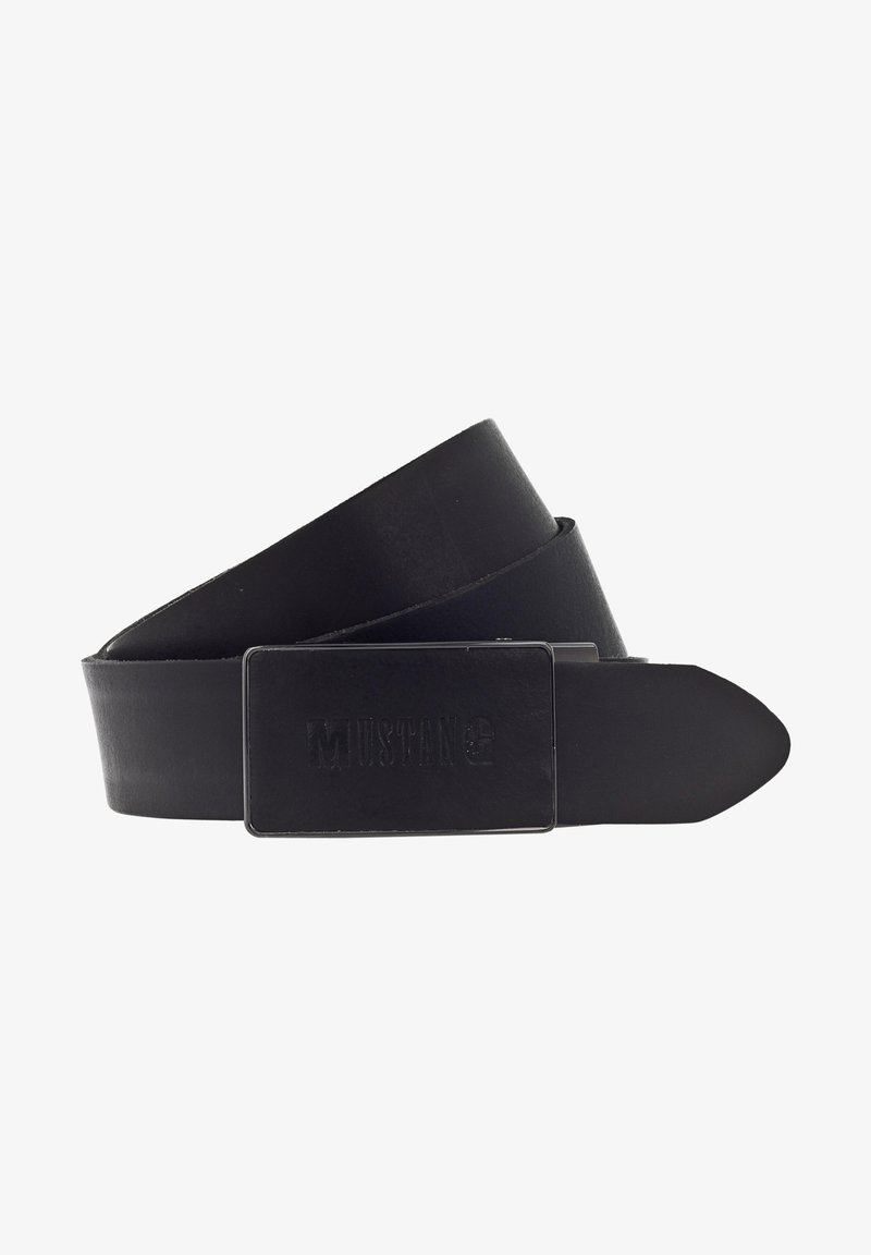 Schwarzer Ledergürtel mit matter Oberfläche, ausgestattet mit einer rechteckigen Schnalle, die mit "MUSTANG" geprägt ist. Glatte Textur und klassisches Design.