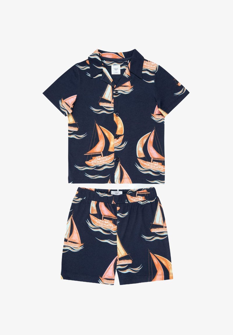 Set di pigiama in cotone blu navy a maniche corte con motivo di barche a vela e onde in arancione e bianco, comprende una camicia con bottoni e pantaloni corti.