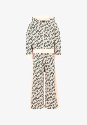 Ensemble de survêtement comprenant une veste à capuche et un pantalon large, fabriqué à partir d'un tissu léger avec un motif de logo répétitif en noir et blanc, rehaussé de rose.