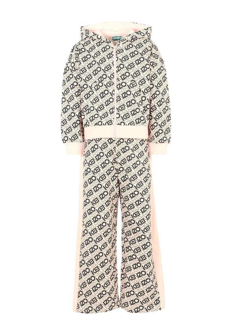 Ensemble de survêtement comprenant une veste à capuche et un pantalon large, fabriqué à partir d'un tissu léger avec un motif de logo répétitif en noir et blanc, rehaussé de rose.