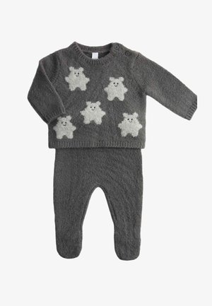 Gråt strikket sæt med sweater og bukser med fem cremefarvede bjørnemotiver. Sweateren har rund hals og knapdetaljer på skulderen.