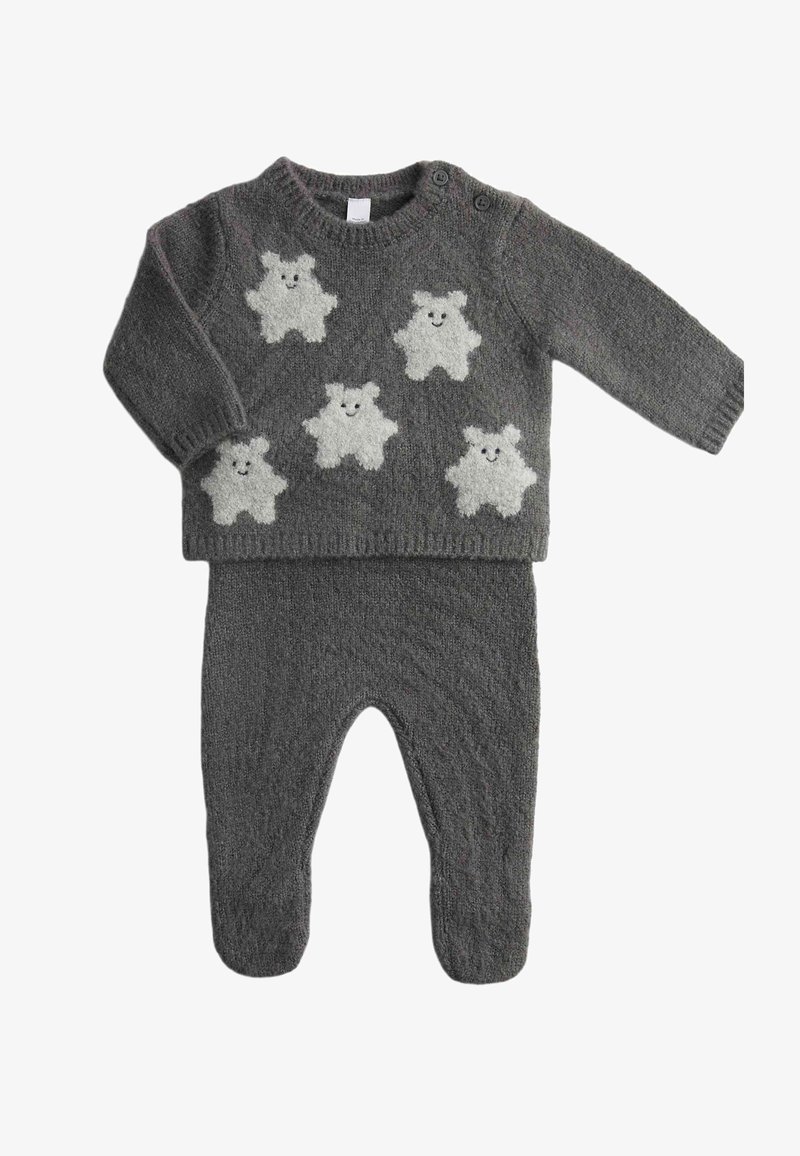 Grijs gebreide trui en broek set met vijf crèmekleurige berenmotieven. De trui heeft een ronde hals en knoopaccenten op de schouder.