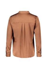 Chemise en satin à manches longues couleur cuivre brun, vue de dos avec un empiècement et un pli central sous le col.