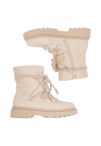 Bocanci bej cu siret, având un exterior din suede, guler căptușit și o talpă groasă din cauciuc cu un model de tracțiune robust. Fermuar lateral pentru ușurință.