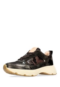 Sneaker nero e marrone caratterizzato da una combinazione di suede e materiali testurizzati, suola chunky e lacci prominenti con dettagli del logo.