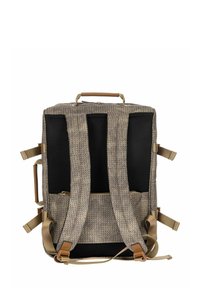Sac à dos avec un extérieur tissé couleur beige, panneau arrière en mesh noir et bretelles rembourrées réglables. Il dispose d'une poignée supérieure et de deux poches zippées.