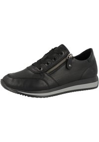 Černá kožená teniska s šněrováním, bočním zipem, strukturovaným svrškem a polstrovanou podrážkou s šedým akcentem.