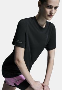 Schwarzes Sport-T-Shirt mit klassischem Rundhalsausschnitt, weichem Material und kurzen Ärmeln; mit dem Emblem "SWISS ENGINEERING" am linken Ärmel.