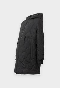 Čierna prešívaná pufrová bunda s kapucňou, ktorá má predný zips, dve vrecká na zips a elastické manžety. Dizajn má hladkú textúru.