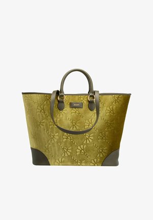 Bolso tote de terciopelo verde oliva con patrón floral en relieve, ribete de cuero y asas superiores. Presenta una placa con el logotipo y un diseño de base curvada.