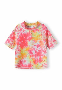 T-shirt à manches courtes avec un motif tie-dye aux couleurs vives rose, jaune et orange, doté d'un col rond et de détails de couture contrastés.
