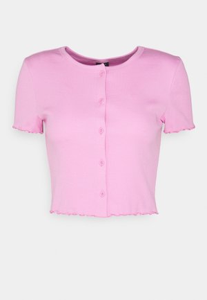Lyserød kortærmet cropped cardigan med rund halsudskæring, knaplukning foran og flæsekant på ærmer og kant.
