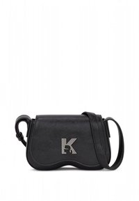 Černá kožená kabelka přes rameno s zakřiveným designem, stříbrným kováním a výrazným logem "K". Nastavitelný popruh pro různé možnosti nošení.