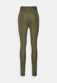Olijf groene leggings met een hoge tailleband, een soepele textuur en meshpanelen op de onderbenen voor extra ademend vermogen en ontwerpdetails.