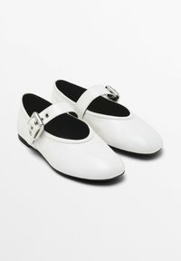 Ballerine bianche in pelle con punta arrotondata, caratterizzate da una singola cinghia con fibbia metallica e un interno nero liscio.