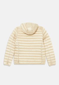 Beige donsjack met capuchon, voorzien van gestikte, horizontale strepen en een glanzende afwerking. Het ontwerp is lichtgewicht en warm.