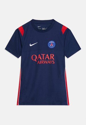 Μπλε σκούρα φανέλα ποδοσφαίρου της Paris Saint-Germain με κόκκινες λεπτομέρειες στους ώμους, λογότυπο Nike, σήμα της ομάδας και κόκκινη διαφήμιση του χορηγού Qatar Airways.