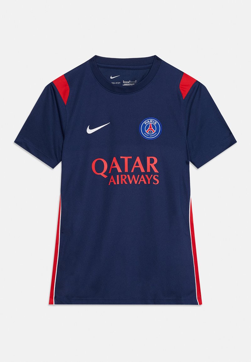 Μπλε σκούρα φανέλα ποδοσφαίρου της Paris Saint-Germain με κόκκινες λεπτομέρειες στους ώμους, λογότυπο Nike, σήμα της ομάδας και κόκκινη διαφήμιση του χορηγού Qatar Airways.