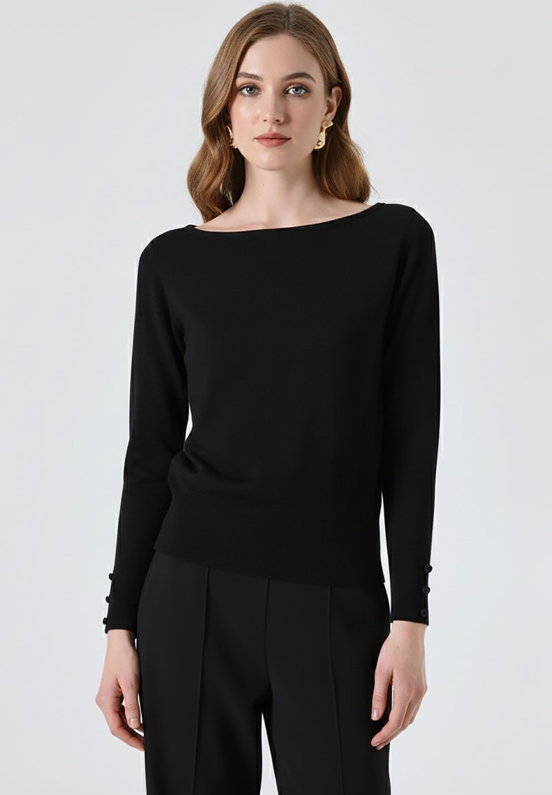 Maglione nero a maglia con collo a barca ampio e maniche lunghe, con dettagli di bottoni ai polsini e una vita aderente.