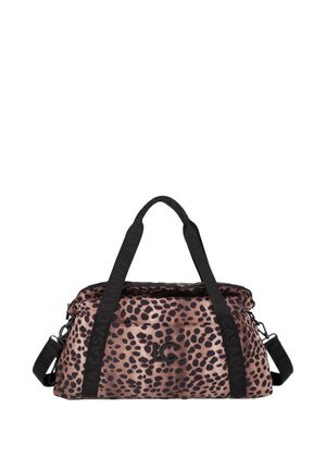 Bolsa de lona blanda con estampado de leopardo en negro y marrón, correas negras y un logo negro en el bolsillo delantero sobre fondo blanco.