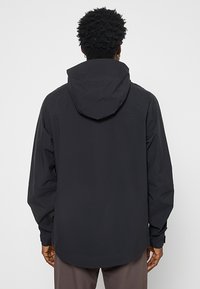 Czarna kurtka z kapturem, wykonana z lekkiego, wodoodpornego materiału. Posiada luźny krój, regulowane mankiety oraz minimalistyczny design.