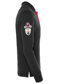 Sort langærmet polo-shirt med rød krave, der har et broderet patch på venstre ærme. Lavet af bomuld med en klassisk pasform.