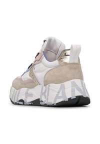 Chunky Sneakers aus einer Mischung von weißem Leder, beigem Wildleder, zarten rosa Akzenten und einer strukturierten Sohle mit grauer Beschriftung an der Seite.