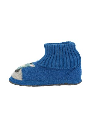 Blauwe vilten pantoffel met een geribde gebreide rand, een afgeronde neus en een decoratief dierengezicht ontwerp met grijze en roze accenten.