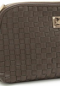 Bolsa cosmética de cuero marrón trenzado con cremallera metálica, que presenta una forma rectangular y un pequeño detalle de placa de logotipo de metal.